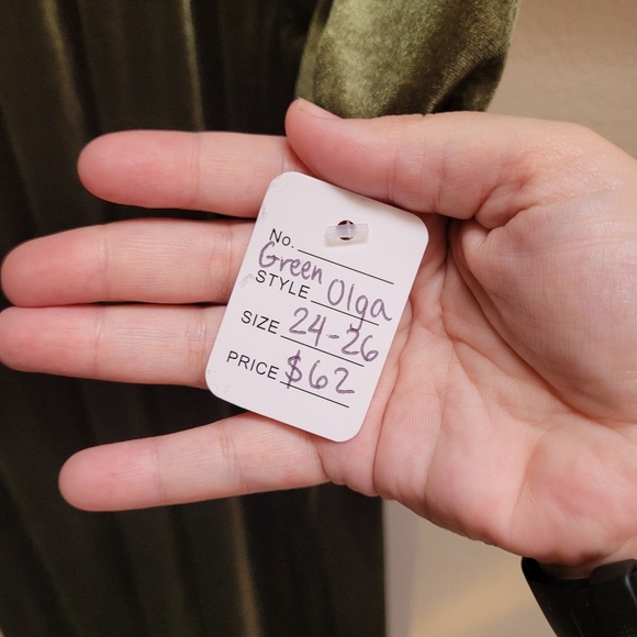 Elegant Green Dress - Picture 2 of 2